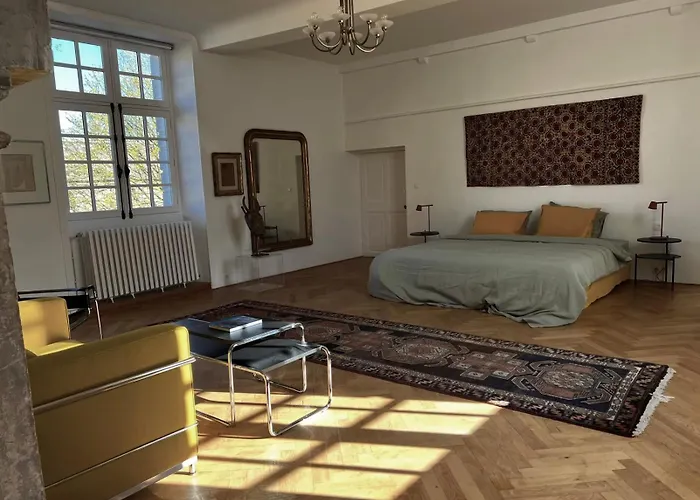 Nocleg ze śniadaniem Les Rochers 4*